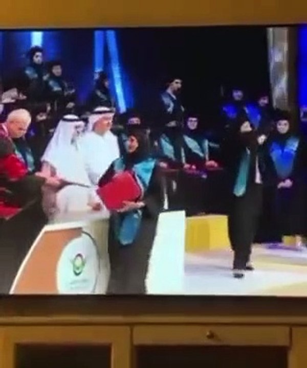 لماذا ألقى حاكم الشارقة الشهادة في وجه إحدى الطالبات؟