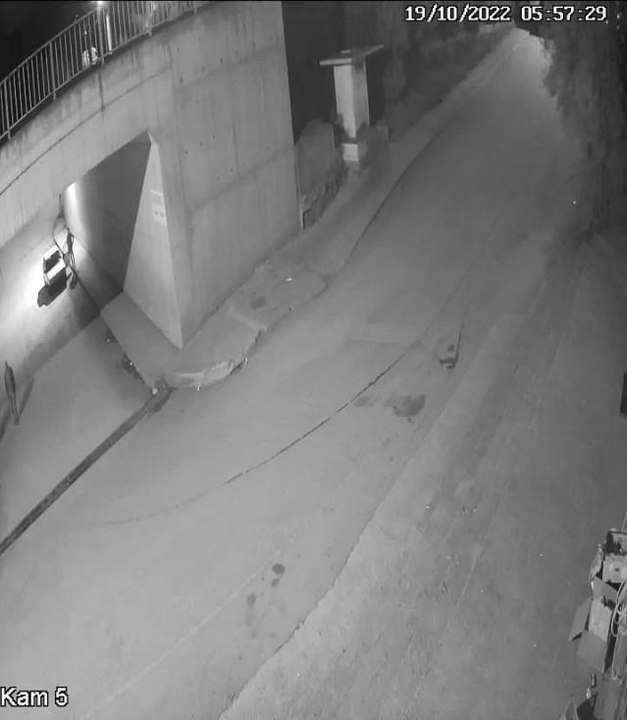 Son dakika haber! Bursa'da hırsızlar önce güvenlik kamerasının açısını değiştirdi daha sonra mazgalları çaldı
