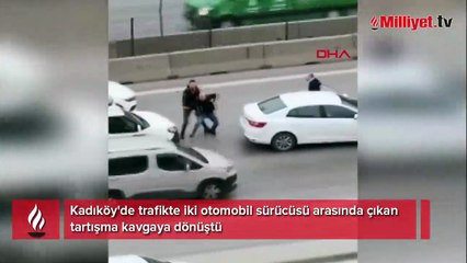 Tartıştığı sürücünün otomobilini tekmeledi