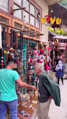 Ngôi làng độc nhất vô nhị Mái nhà trở thành đường đi lại của cư dân