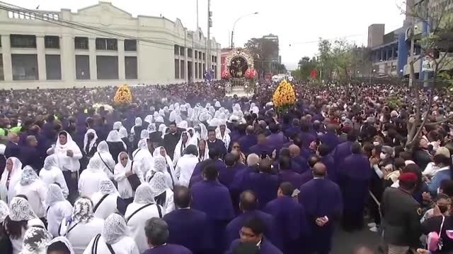 Miles de peruanos rinden homenaje al Señor de los Milagros