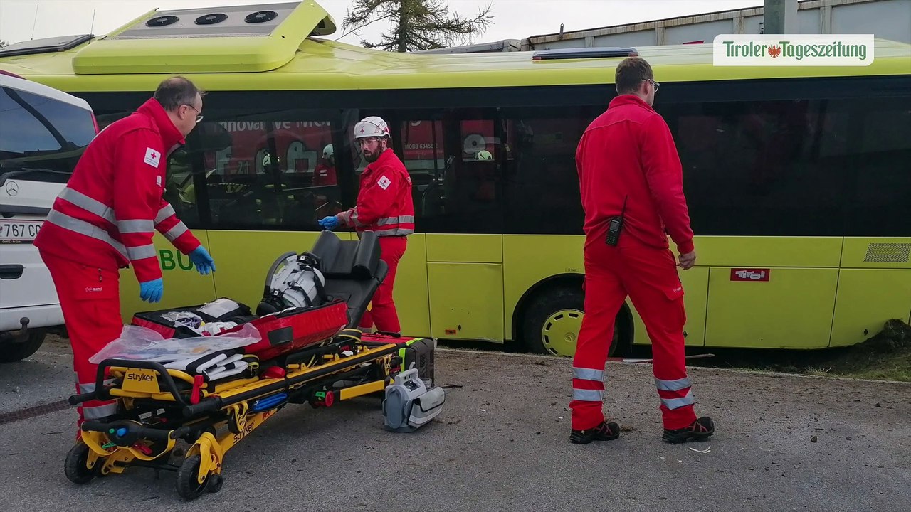 Schülerbus in Pflach von Güterzug erfasst: drei Schwerverletze