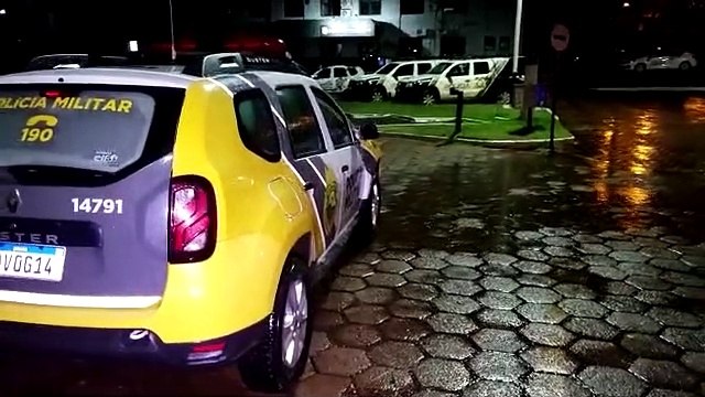 Homem é detido acusado de bater na companheira e estar em posse de maconha, no Bairro Santa Felicidade