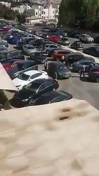 على وحدة ونص.. وصلة رقص لفتاة بالشارع العام تثير الجدل في الأردن
