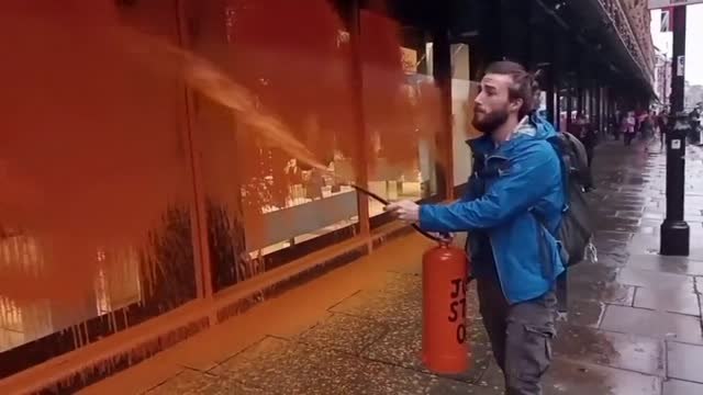 Activistas climáticos de Just Stop Oil vuelven a pintar los escaparates de Londres