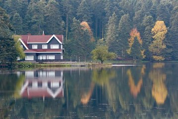 Kocaeli kültür sanat haberleri | Gölcük Tabiat Parkı, misafirlerini sonbahar renkleriyle karşılıyor