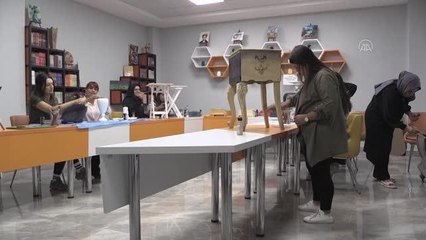 GAZİANTEP - Doğa Akademisindeki kadınlar, geri dönüşüme kazandırdığı ürünlerle öğrencilere burs sağlıyor