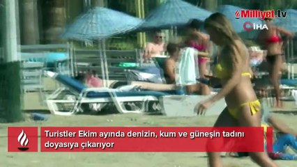Turistler deniz kum ve güneşin tadını çıkarıyor