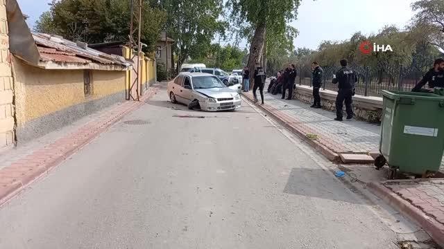 Son dakika haberi: Feci kaza kamerada...Kontrolden çıkan otomobilin çarptığı yaşlı kadın metrelerce öteye savruldu