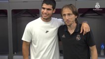 Carlos Alcaraz visita al Real Madrid en los vestuarios del Martínez Valero de Elche