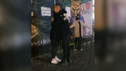 Proteste in Iran, gli abbracci ai passanti a Teheran