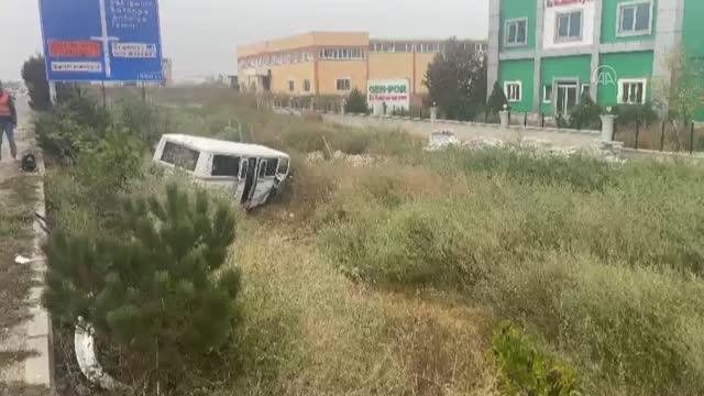 AFYONKARAHİSAR - Minibüs ile otomobilin çarpışması sonucu 15 kişi yaralandı