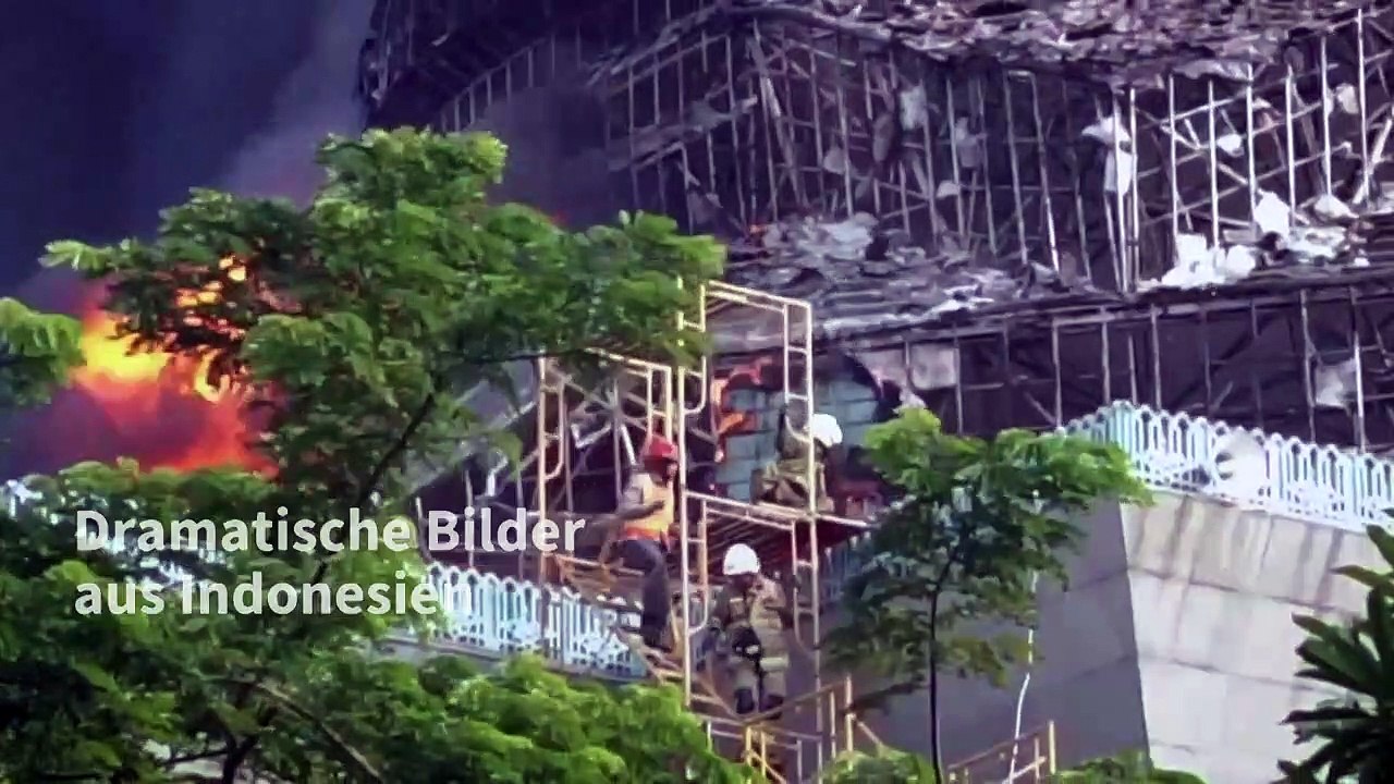 Riesige Kuppel von Moschee in Indonesien eingestürzt