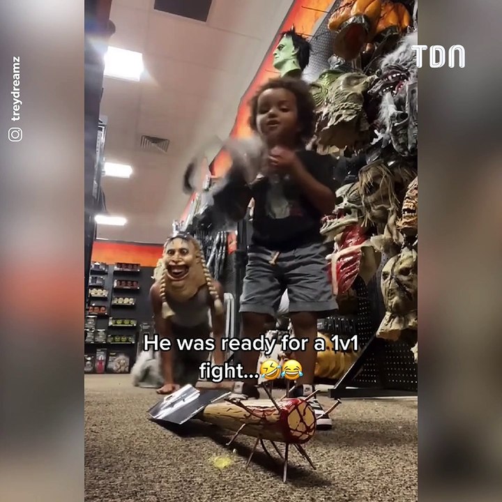 Dans un magasin d'Halloween, un enfant sursaute après une mauvaise blague