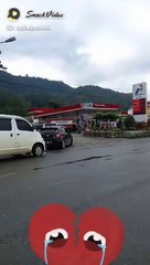 EMAK - EMAK  KECEWA GARA GARA BELI MINYAK HARUS MENGGUNAKAN APLIKASI