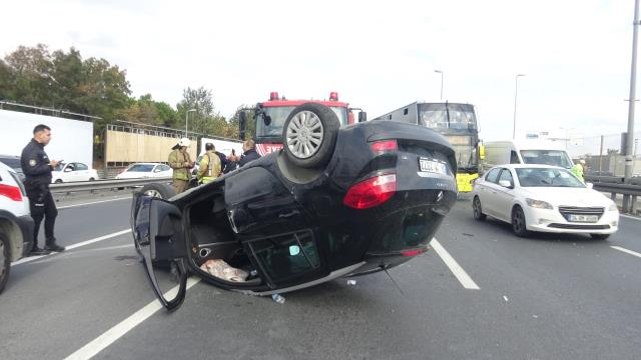 Son dakika: E-5 Karayolu Beylikdüzü istikametinde minibüse çarpan otomobil takla attı