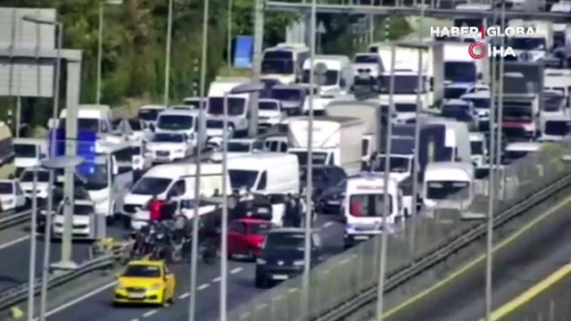 E-5'te feci kaza otomobil takla attı: Yol trafiğe kapandı! Yaralılar var