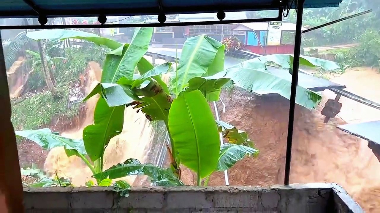 Bali mencekam,,,detik"jembatan ambrol diterjang banjir bandang