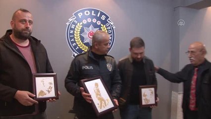 Son Dakika | BALIKESİR - Bandırma'da bir kişi kendisini dolandırıcılardan kurtaran polislere Atatürk portresi hediye etti