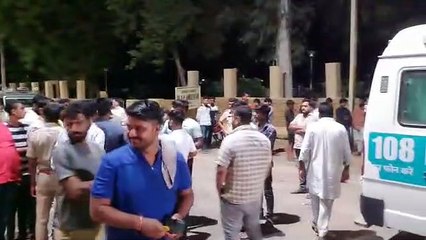 Watch Video: तेज रफ्तार ट्रक ने सडक़ किनारे सो रहे मजदूर को कुचला