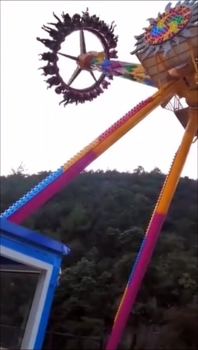 Il a perdu quelque chose dans un manège à sensations fortes... Oups