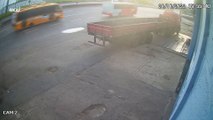 Caminhão capota e interdita duas faixas da BR-381, veja o vídeo