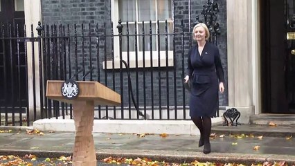 Acuada, premiê britânica, Liz Truss, renuncia