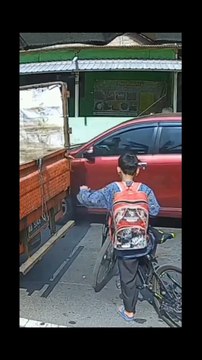 ngakak bocil sepedahan nabrak mobil