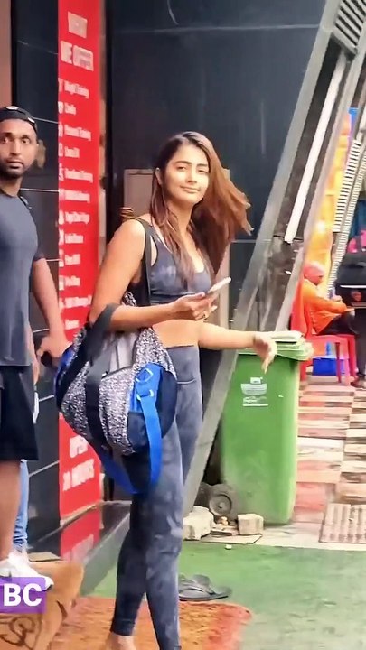 Pooja Hegde Spotted At Santacruz/पूजा हेगड़े स्पॉट हीट संतासिरुजुశాంతాక్రూజ్‌లో పూజా హెగ్డే కనిపించింది/رصدت بوجا هيغد في سانتاكروز
