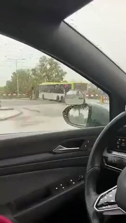 Un chauffeur reste coincé dans son bus sur un passage à niveau et se fait percuter par un train