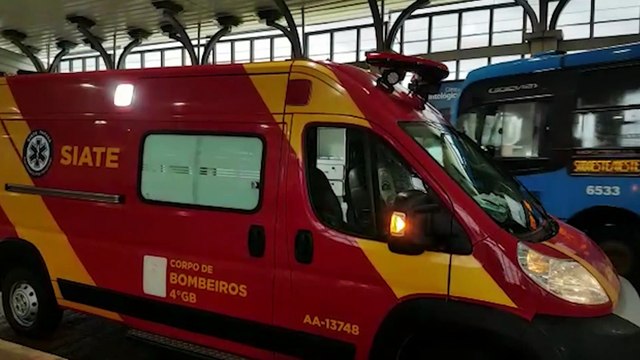 Mulher fica ferida ao cair de ônibus no Terminal Oeste
