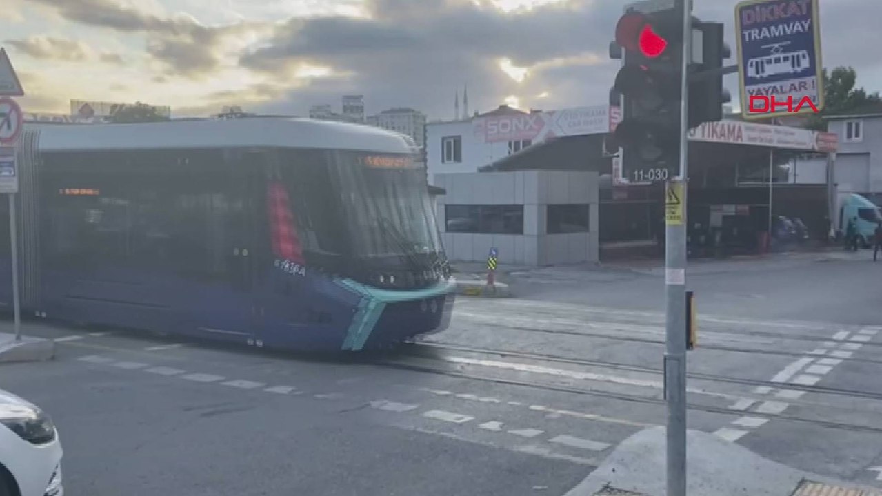 Eyüpsultan'da tramvay otomobile çarptı 
