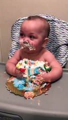 Gâteau smash du premier anniversaire de son fils - Buzz Buddy