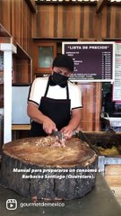 Así se sirve un consomé tradicional en Barbacoa Santiago