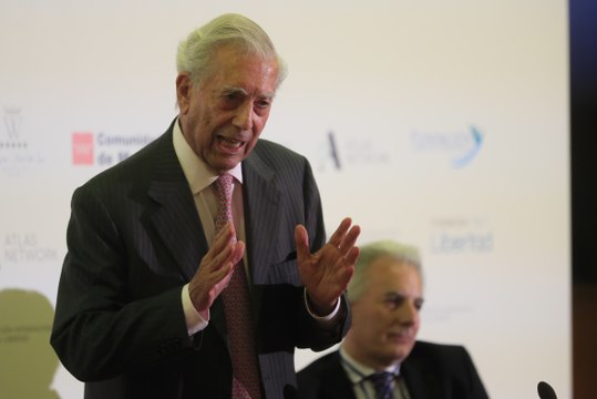 Mario Vargas Llosa elogia a Ayuso: Está siempre a favor de la libertad