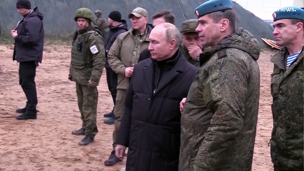 Rusya Devlet Başkanı Putin askerleri denetledi, keskin nişancı tüfeği ile ateş etti