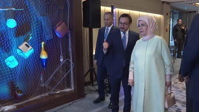 Emine Erdoğan, Anadolu Ajansı Çevre Forumu'nda atık parçalarla hazırlanan sergiyi gezdi