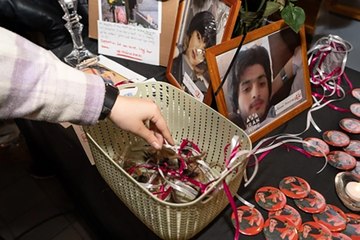 Les étudiants de Dawson se coupent les cheveux en soutien au peuple iranien