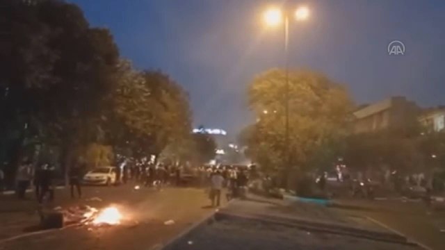 İran'da protesto gösterileri devam ediyor