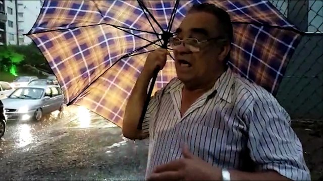 Taxista fura dois pneus comprados esta semana em buraco na Rua Minas Gerais