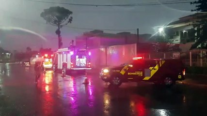 Homem cai em cratera no Bairro Maria Luiza