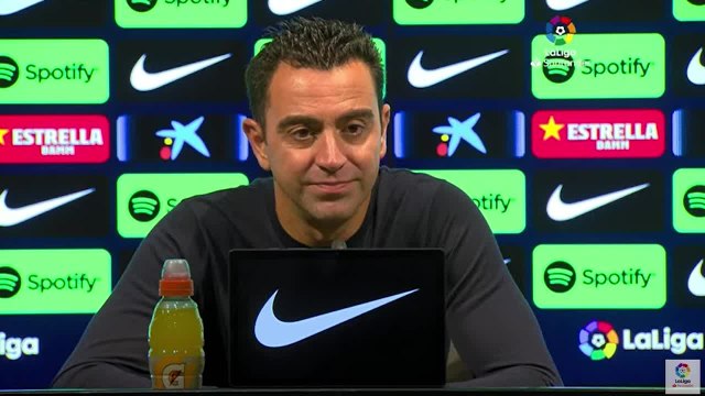 Preguntan a Xavi sobre los pitos a Piqué