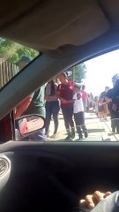 Video: Maestra tranquiliza a niños en medio de balacera frente a la escuela