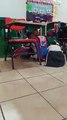 Video: Maestra tranquiliza a niños en medio de balacera frente a la escuela
