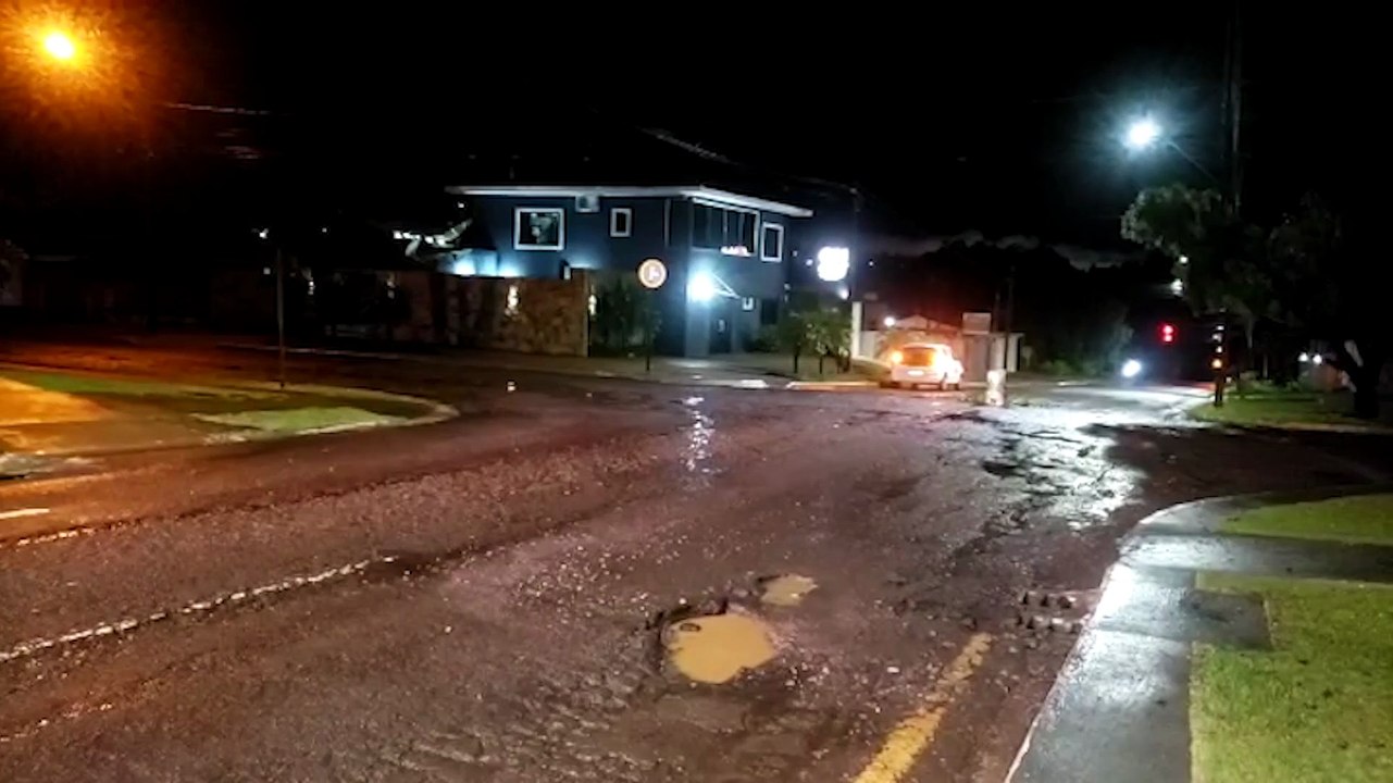 Moradores do Maria Luiza improvisam sinalização de buracos na via para alertar condutores