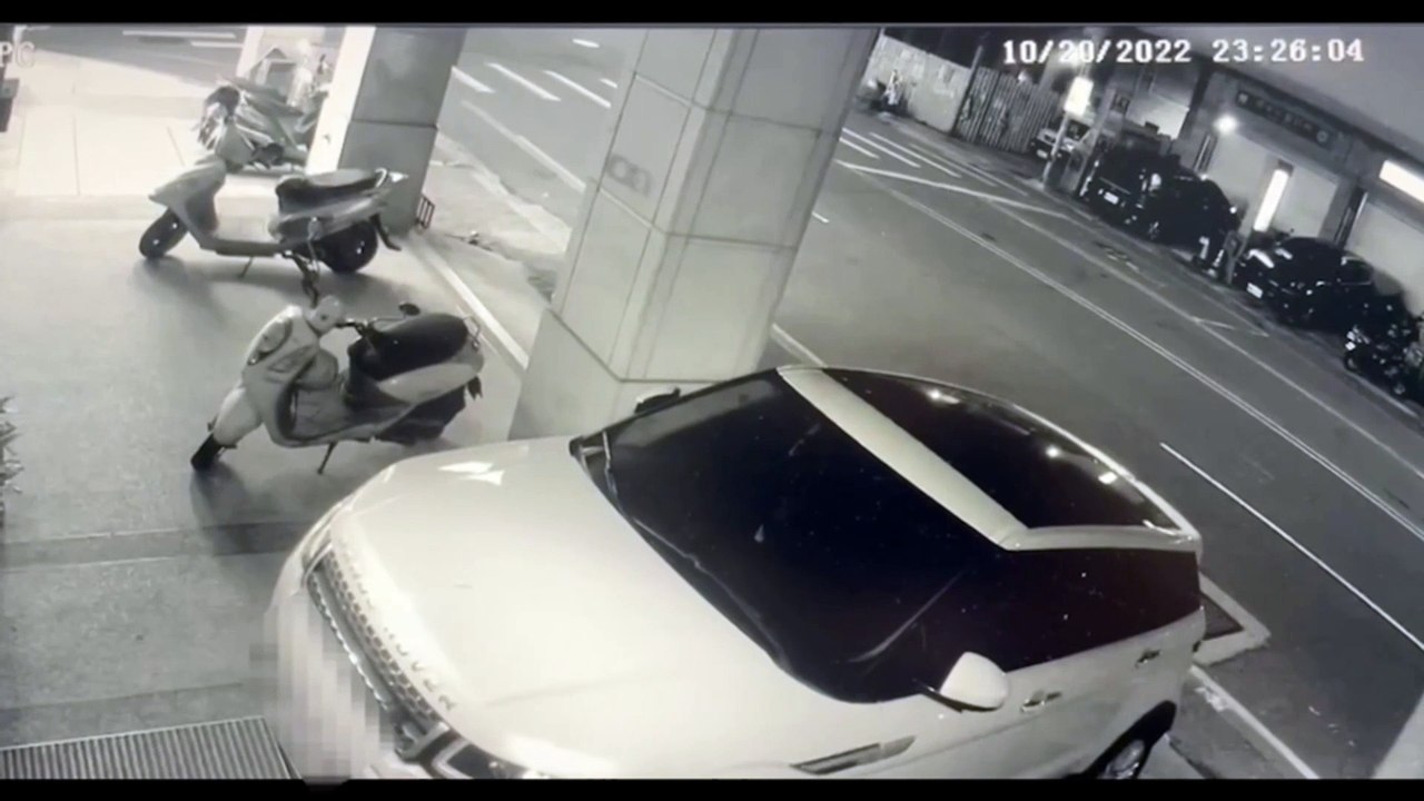驚悚畫面曝！竹東轎車失控撞進超商駕駛身亡 無辜女客送醫