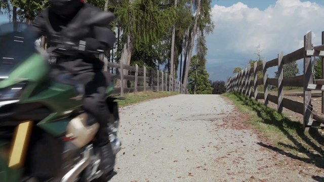 Moto Guzzi V100 Mandello S Driving in the city