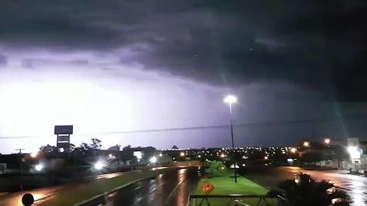 Buracos no asfalto desafiam condutores na Rua Minas Gerais