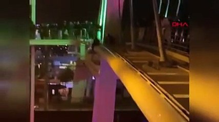 Üst geçitten atlayan kadını yakalamaya çalıştılar