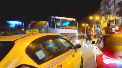 Son dakika haberleri | BEŞİKTAŞ'TA YOL VERME KAVGASINDA MOTOSİKLETTEKİLERİ TEKME TOKAT DÖVDÜ